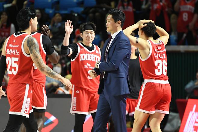 SK 선수단과 전희철 감독이 12일 잠실학생체육관에서 열린 DB와의 2025~26 LG전자 프로농구 정규리그 경기 중 환호하고 있다. 사진=KBL