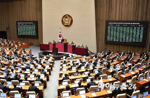 12일 서울 여의도 국회에서 열린 본회의에서 한미 전략적 투자 관리를 위한 특별법(대미투자특별법)이 통과되고 있다.[사진=곽영래 기자]