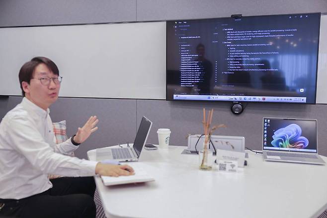 최근 노트북 NPU를 전용으로 활용하는 대형언어모델도 시범적으로 등장하고 있다 / 출처=IT동아