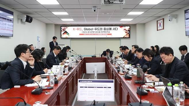 12일 국회에서 열린 ‘2026 한국 음식관광 활성화 정책토론회’에서 참석자들이 음식관광 활성화 방안을 논의하고 있다. (정연욱 의원실 제공)