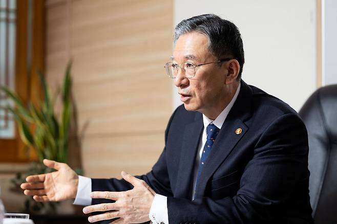 정 장관이 9일 오후 법무부에서 중앙일보와 인터뷰를 진행했다. 우상조 기자