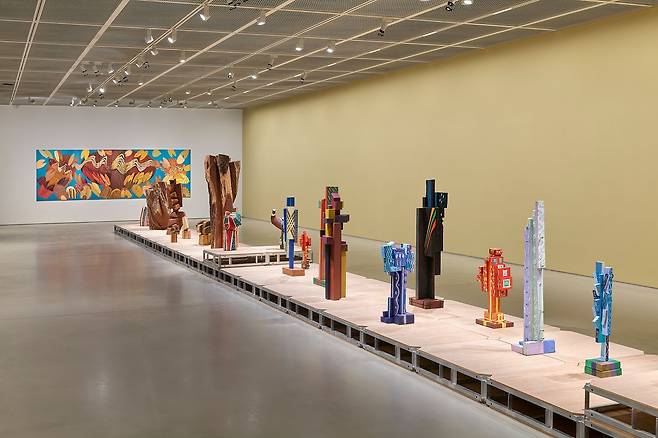 색의 런웨이처럼 구성한 호암미술관 2층 마지막 전시실. 거친 톱자국의 목조각부터 코로나19 시기 폐목을 주워 채색한 작품까지 이어진다. 사진 전명은