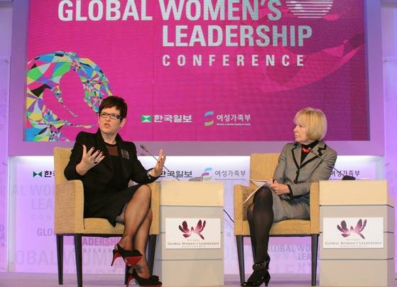 2010년 11월 29일 서울 장충동 신라호텔에서 한국일보와 여성가족부 주최로 열린 세계 여성 리더십 컨퍼런스에서 지니 시플리(왼쪽) 전 뉴질랜드 총리가 앤 모리슨 전 아시아위크 매거진 편집국장과 기조연설을 하고 있다. 사진공동취재단