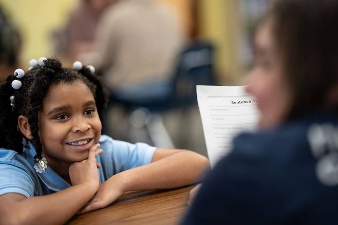 시그나그룹재단은 청소년 마음건강 지원을 위해 3년간 900만 달러 규모의 지원 프로그램을 운영하고 있다. 사진은 지역사회 청소년 프로그램 활동 모습. [사진 시그나그룹재단]