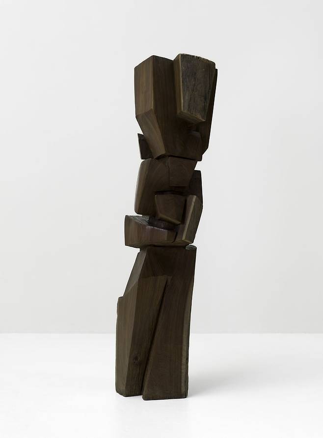 돌처럼 단단한 나무 팔로산토를 전기톱으로 베어 만든 '합이합일 분이분일 1987-88'. 뉴욕 구겐하임 미술관 소장품으로 이번 전시에서 처음 공개된다. 사진 솔로몬 구겐하임 재단