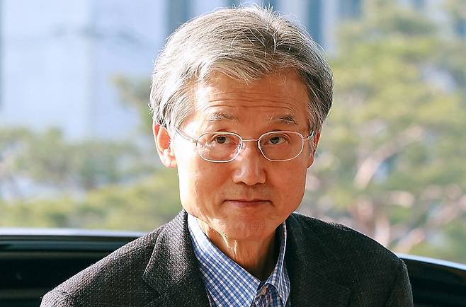 정부가 사법개혁 3법을 공포·시행한 12일 조희대 대법원장이 서울 서초구 대법원으로 출근하고 있다. 이날 조 대법원장은 이재명 대통령 공직선거법 위반 사건 파기환송 선고와 관련해 법왜곡죄로 경찰청에 고발됐다. 뉴스1