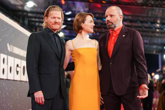 지난해 10월 영국 런던 영화제에서 열린 영화 '부고니아' 시사회에 할리우드 배우 제시 플레몬스(왼쪽부터), 엠마 스톤, 요르고스 란티모스 감독이 참석했다. [AP=연합뉴스]