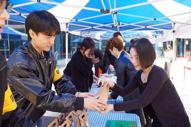 간호학과 학생이 설렘 패키지를 받고 있다