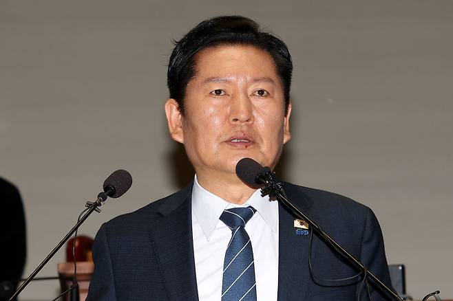 정청래 더불민주당 대표가 12일 오후 국회에서 열린 의원총회에서 모두발언하고 있다. 정 대표는 이날 김어준씨 방송에서 제기된 공소취소 거래설에 대해 강력 대응을 예고했다. 장진영 기자