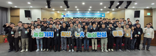 ▲ 농협 강원본부(본부장 김병용)는 12~13일 속초 NH농협생명 설악수련원에서 연합판매사업 직거래 평가회 및 활성화 워크숍을 개최하고 지속 가능한 농업·농촌 구현을 위한 농심천심운동에 앞장설 것을 다짐했다.