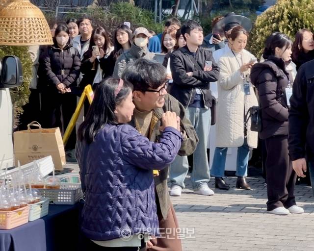 ▲ 영화 ‘왕과 사는 남자’의 장항준 감독이 12일 서울 중구 한국프레스센터 앞에서 ‘커피차 이벤트’를 열고, 팬들에게 커피를 나눠주며 기념촬영을 하고 있다. 이세훈 기자