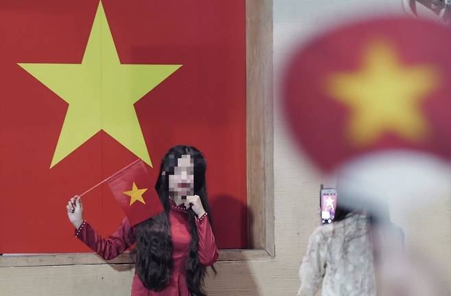 한 베트남 여성이 스마트폰을 이용해 사진을 촬영하고 있다. 사진=VN익스프레스