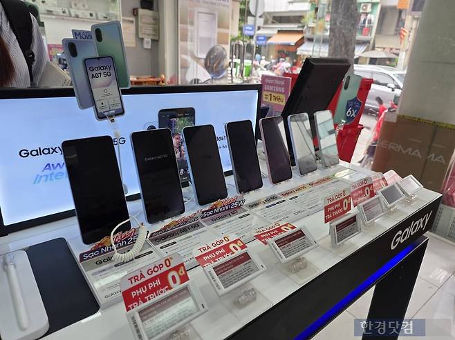 지난 4일(현지시간) 베트남 호찌민시 1군 쩐꽝카이 거리의 한 스마트폰 매장에 갤럭시A 시리즈가 진열돼 있다. 사진=김대영 기자