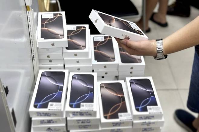 베트남의 한 휴대폰 매장에 아이폰16 프로 맥스가 진열돼 있다. 사진=VN익스프레스