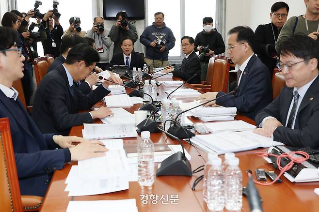 여야 의원들이 지난 5일 국회에서 열린 대미투자특별법 처리를 위한 특별위원회 법안소위원회 회의에서 ‘한·미 전략적 투자 관리를 위한 특별법안’을 심의하고 있다. 한수빈 기자