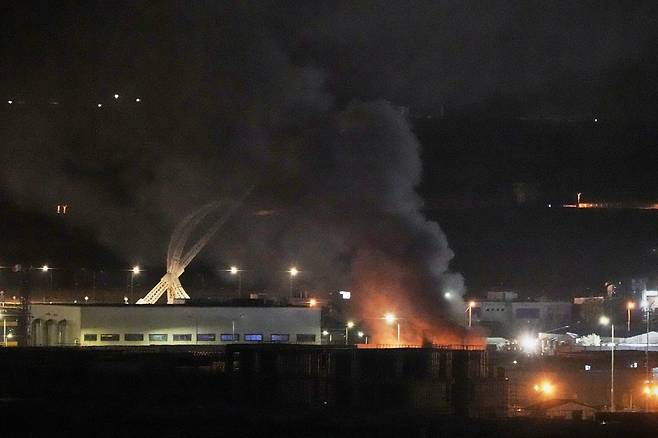 11일 이라크 아르빌 공항에서 연기가 피어오르고 있다. AP연합뉴스