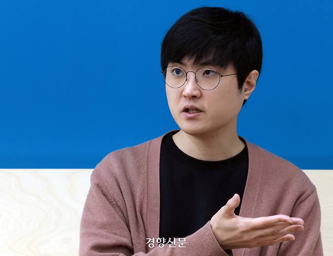 영화 OTT 플랫폼 ‘지하실’ 을 홀로 운영중인 김도현씨가 지난달 10일 서울 정동 경향신문사에서 인터뷰를 하고 있다. 서성일 선임기자