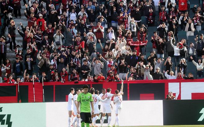 지난 1일 전북 전주월드컵경기장에서 열린 하나은행 K리그1 2026 1라운드 전북 현대와 부천 FC 경기에서 후반 부천 갈레고가 역전골을 넣은 뒤 동료들과 함께 기뻐하고 있다.   연합뉴스