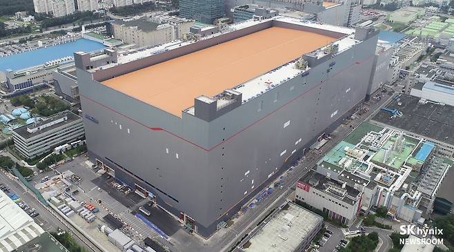 An aerial image shows SK hynix’s M16 fab at its Icheon semiconductor campus in Gyeonggi Province, one of the company’s main sites for advanced DRAM production. The plant is being converted to newer process nodes to expand higher value memory output. (SK hynix)