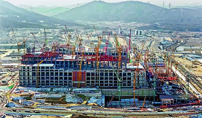 Construction site of SK hynix's Y1 chip factory located in Yongin, Gyeonggi, on Jan. 20. The fab is the first out of four factories SK hynix plans to build there. [YONHAP]
