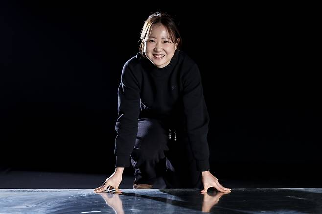 Track and field sprinter Lee Eun-bin poses for a photo at the JoongAng Ilbo's office in Mapo District, western Seoul, on March 5. [KIM SEONG-RYONG]