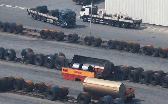 Steel products are waiting to be exported at a port in Pyeongtaek, Gyeonggi, on March 12, when the U.S. government launched an investigation into Korea under Section 301 of its trade law. [YONHAP]