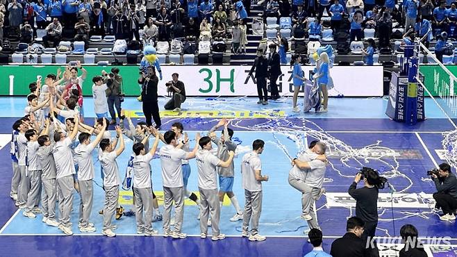 대한항공이 12일 인천 게양체육관에서 열린 V리그 6라운드 경기에서 KB손해보험을 세트 스코어 3-0으로 제압하고 1위를 지켰다. 이영재 기자