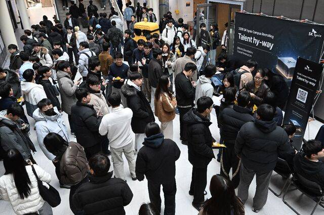 11일 서울 관악구 서울대에서 열린 SK하이닉스 채용설명회에 학생들이 몰려 행사장 입구가 붐비고 있다. 삼성전자 파운드리 사업부도 지난 6일 이곳에서 채용설명회 성격의 세미나를 개최했다. 반도체 슈퍼사이클에 올라탄 삼성전자와 SK하이닉스는 각각 신입사원 채용에 돌입했다. 권현구 기자