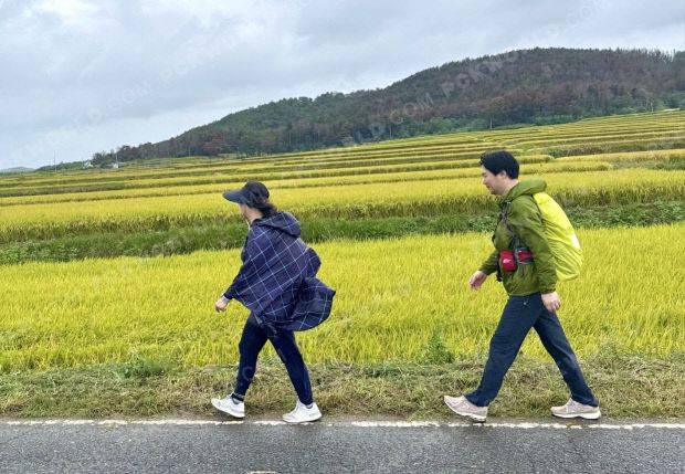 김주선(왼쪽) 목사 등 생명을 향한 한 걸음 캠페인 참가자들이 지난해 논밭이 펼쳐진 시골길을 따라 걷고 있다. 김 목사 제공