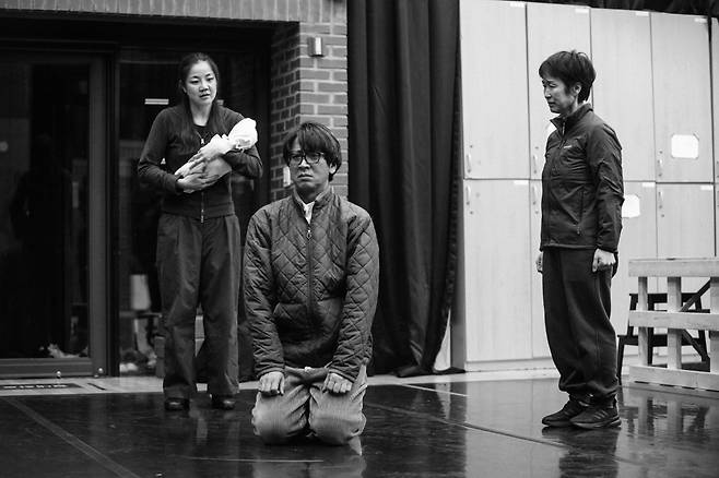 극단 58번국도가 ‘해녀 연심’을 연습하고 있다.   (c)극단 58번국도