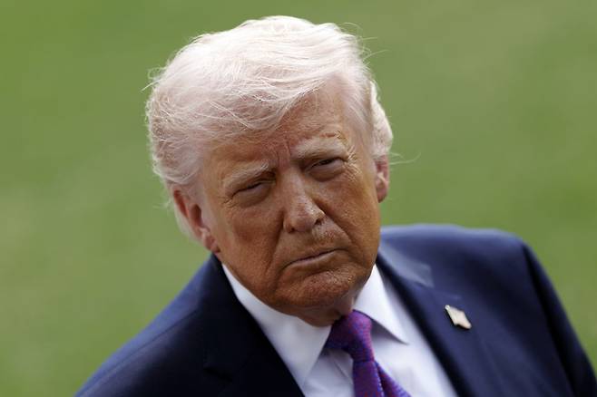 도널드 트럼프 미국 대통령이 11일(현지시간) 백악관에서 취재진 질문을 받고 있다. 연합뉴스