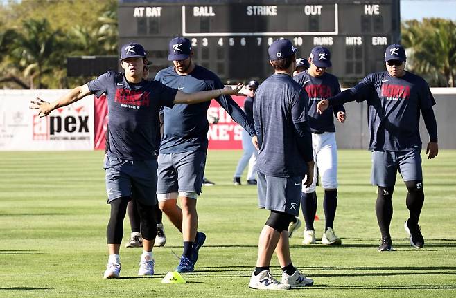 한국 야구대표팀 선수들이 12일(한국시간) 미국 마이애미 현지에서 8강전 대비 첫 훈련을 진행하고 있다. 연합뉴스