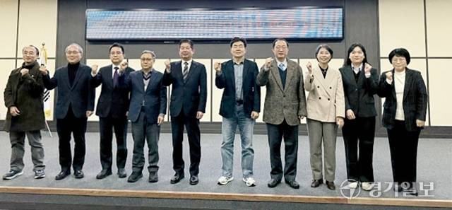 12일 오후 2시 인천문화예술회관 대회의장 열린 ‘수도권 광역교통 문제 해결을 위한 특별지방자치단체 설립 관련 정책토론회' 참석자들이 기념촬영 하고 있다. 김지혜기자