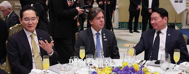 23일 청와대 영빈관에서 열린 루이스 이나시우 룰라 다 시우바 브라질 대통령 내외 환영 국빈만찬장에 이재용 삼성전자 회장과 최태원 SK그룹 회장이 참석해 있다. [김호영기자]