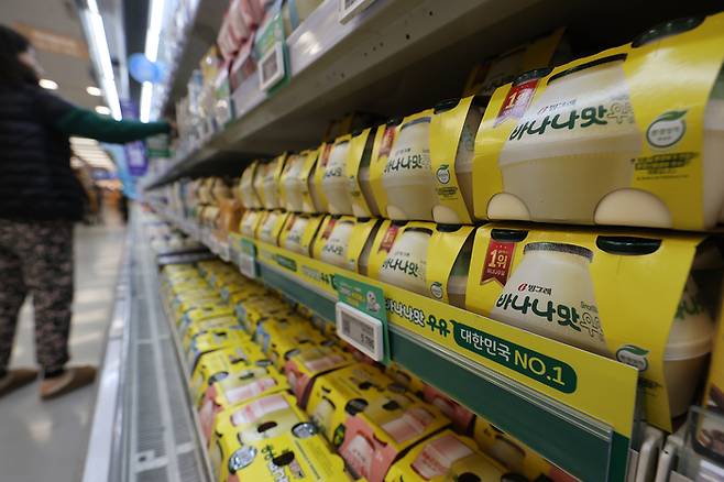 서울 시내 한 대형마트에서 시민들이 바나나맛 우유를 살펴보고 있다. [연합뉴스]