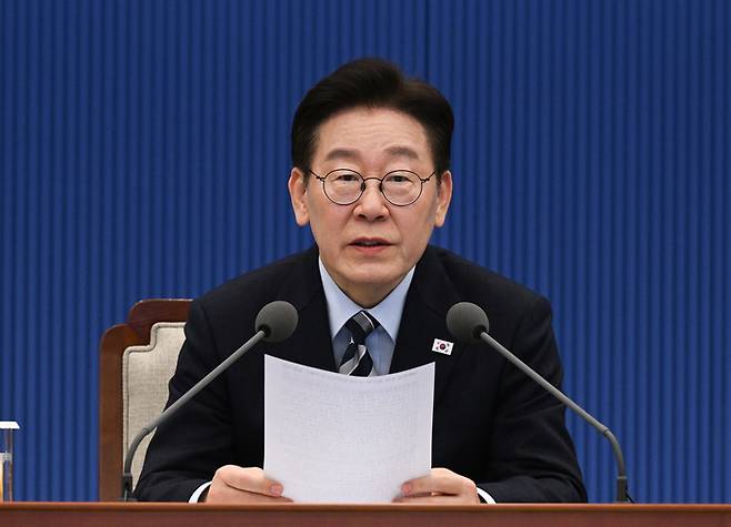 이재명 대통령이 12일 청와대에서 열린 수석보좌관회의에서 발언하고 있다. [김호영 기자]
