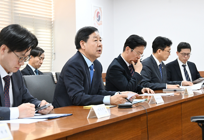 구윤철 부총리 겸 재정경제부 장관이 12일 서울 종로구 정부서울청사에서 열린 ‘중동상황 관련 민관 합동 비상경제 대응회의’를 주재하고 있다. [재정경제부]