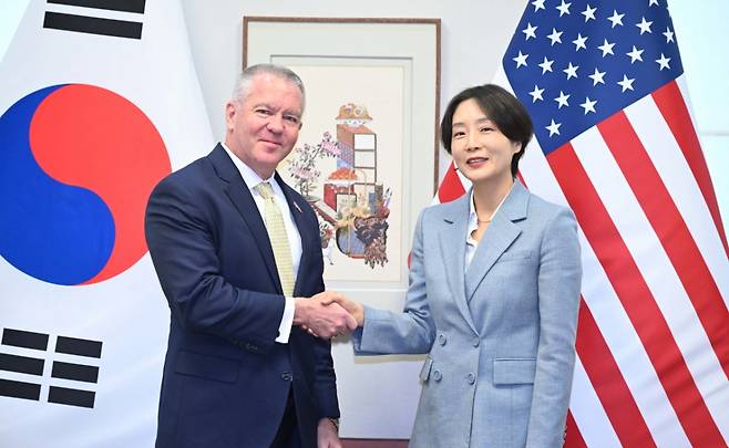 정의혜 외교부 차관보(오른쪽)가 12일 외교부 청사에서 마이클 디솜브레 미 국무부 동아시아·태평양 담당 차관보와 면담을 가졌다. /사진제공=외교부.