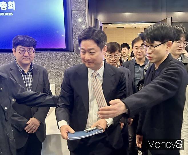 25일 열린 제 29회 정기주주총회에서는 홍범식 사장이 지난해 11월 취임 후 처음으로 주총에 참석한 만큼 향후 LG유플러스의 경영 전략 방향에 관한 질문이 나왔다. 사진은 홍범식 LG유플러스 사장의 모습. /사진=김성아 기자