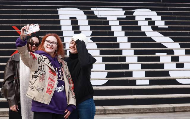 한국 찾은 외국인들  : 방탄소년단(BTS)의 컴백 공연을 열흘 앞둔 11일 서울 종로구 세종문화회관 계단에 설치된 BTS 공연 홍보물 앞에서 러시아 관광객들이 기념 촬영을 하고 있다.  연합뉴스