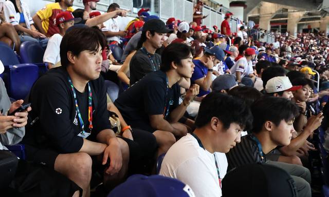 WBC 한국 야구대표팀 류현진과 선수들이 11일(현지시간) 미국 플로리다주 마이애미 론디포파크에서 열린 2026 월드베이스볼클래식(WBC) D조 도미니카와 베네수엘라의 경기를 지켜보고 있다. 연합뉴스