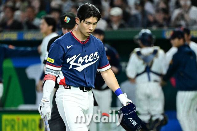 7일 일본 도쿄돔에서 열린 2026 월드 베이스볼 클래식(WBC) 조별리그 한국-일본 경기. 김혜성이 8회초 2사 만루에서 삼진을 당한 뒤 아쉬워하고 있다./마이데일리