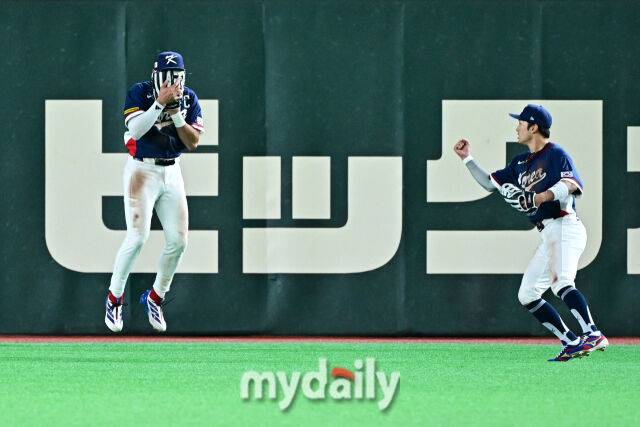 9일 일본 도쿄돔에서 열린 2026 월드 베이스볼 클래식(WBC) 조별리그 한국-호주 경기. 이정후가 9회말 1사 1루 호주 윙그로브의 타구를 잡은 후 글러브로 얼굴을 가리고 기뻐하고 있다./도쿄(일본) = 한혁승 기자