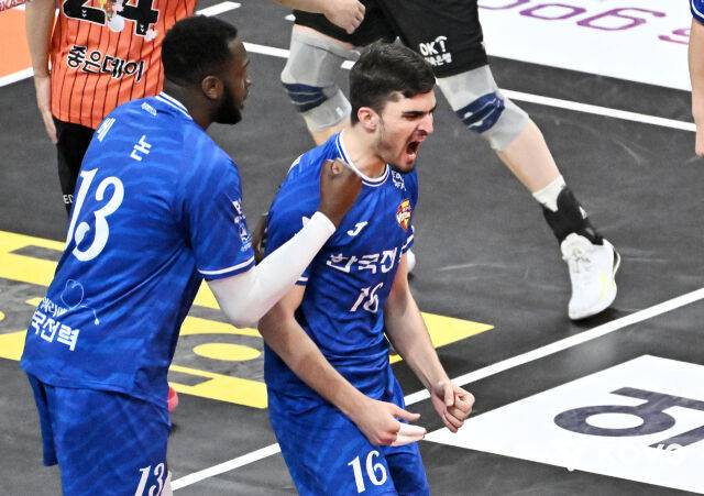 한국전력 무사웰(오른쪽)./KOVO