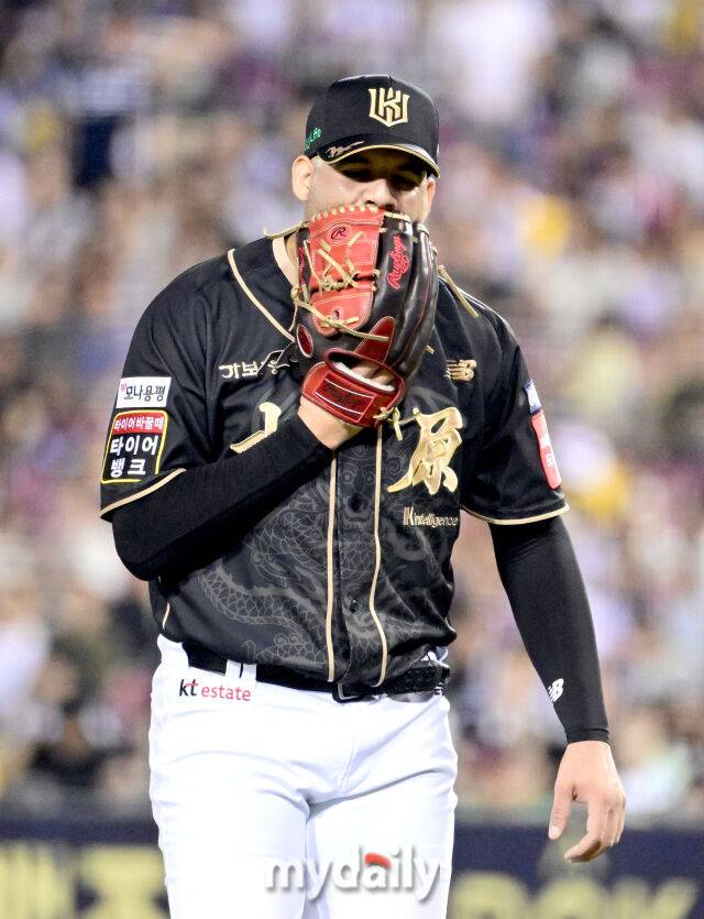 2025년 9월 11일 오후 서울 잠실구장에서 열린 '2025 신한 SOL뱅크 KBO 리그' KT 위즈와 LG 트윈스의 경기. KT 선발투수 헤이수스가 2회말 1실점 한 뒤 자신에게 화를 내고 있다./마이데일리