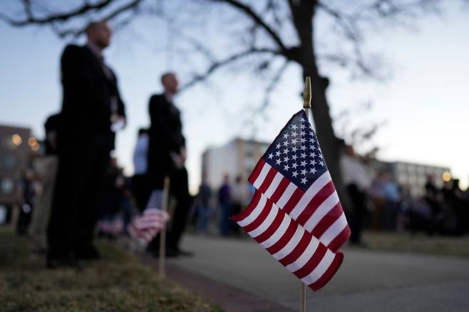 지난 9일(현지시간) 미국 아이오와주 디모인에 위치한 드레이크 대학교에서 이란-이스라엘-미국 전쟁 중 쿠웨이트 항구 슈아이바의 지휘 센터가 드론 공격을 받아 사망한 웨스트 디모인 출신의 데클란 코디 병장(20)을 추모하는 촛불 추모식에서 성조기가 펄럭이고 있다. [AP]