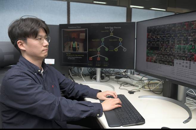 ETRI 연구진이 계층적 AI 에이전트 ‘ReAcTree(리액트리)’ 기술 개발 연구를 수행하고 있다.[ETRI 제공]