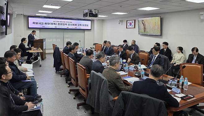 지난 10일 국회에서 열린  폭발사고 예방  전문인력 양성체계 구축 토론회에서 산업안전 전문가들이 산업현장 실태를 점검하고 폭발사고 방지 대책에 대해 논의하고 있다.[사진=한국폴리텍 대학 제공]