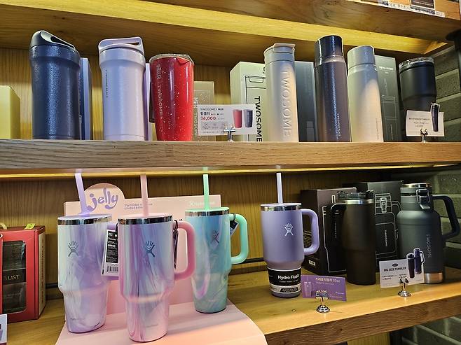 서울 한 카페에 텀블러 신상품이 전시돼 있다. 김광우 기자.