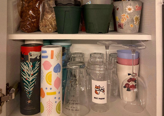 찬장에 놓인 텀블러들.[X(구 트위터) 갈무리]